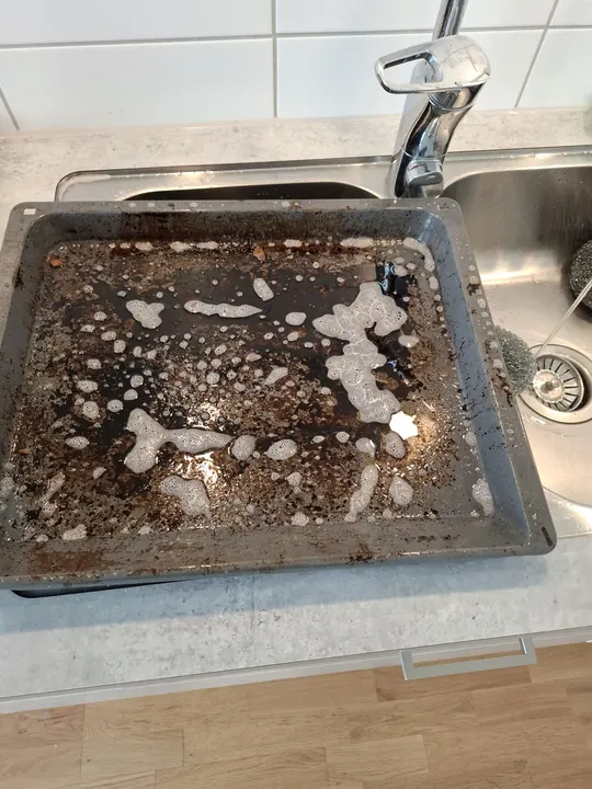 Ugnsplåt före städning