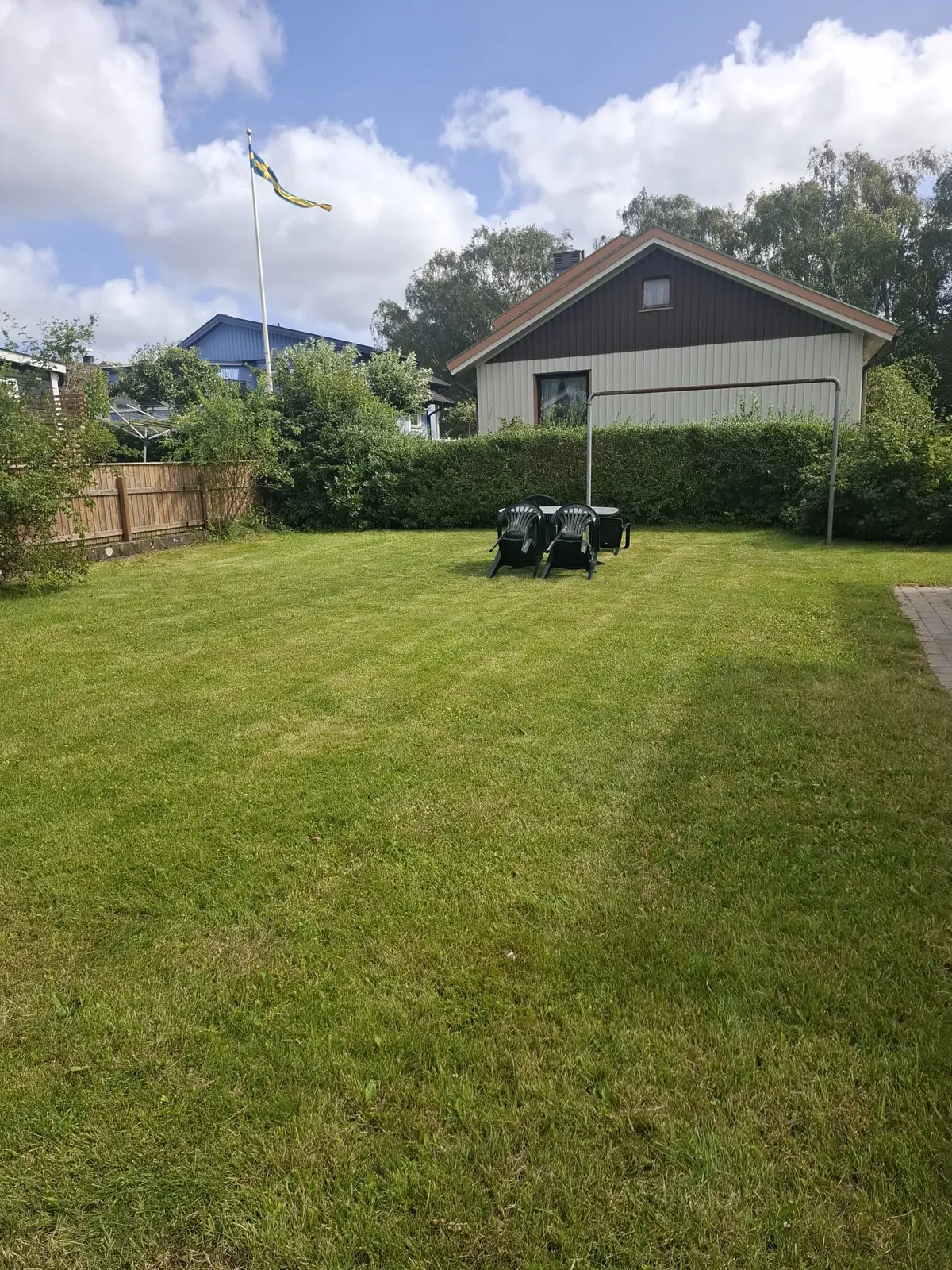 Nyklippt gräsmatta framför ett hus